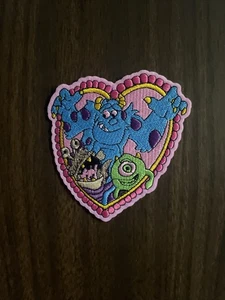 Monsters Inc Movie Sulley Mike Boo Personaggi Cuore Ricamato Ferro su Patch - Foto 1 di 3