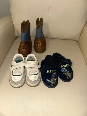 Paquete de zapatos para niños pequeños talla 5-6 OshKosh Toy Story pantuflas leñosas par de dinosaurios Foto 1 de 4