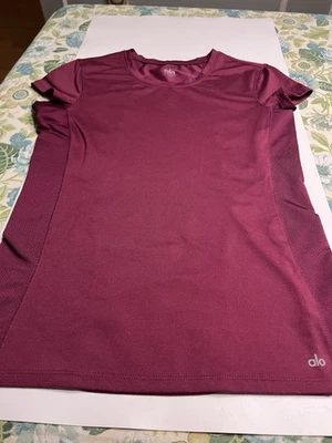 Camiseta deportiva ALO Cool Fit granate elástica para mujer pequeña Foto 1 de 4