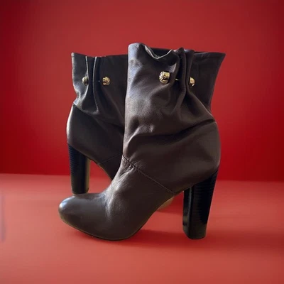 Botines holgados de cuero marrón suave TORY BURCH con detalles dorados en el tacón $475 9-9,5 Foto 1 de 4