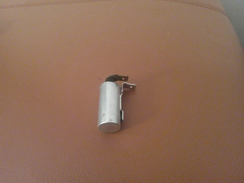 КОНДЕНСАТОР ЗАЖИГАНИЯ PEUGEOT 504/505/404 RENAULT FUEGO/4/5/16/18 VOLVO 340 - Изображение 1 из 2