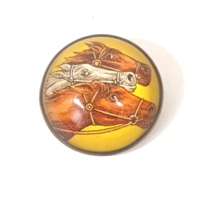 Broche prendedor vintage de vidrio burbuja cúpula 3 caballos corriendo latón amarillo - Imagen 1 de 4