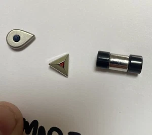 Set di tre spille da bavero MCM pietra preziosa tono argento goccia triangolo barra granito - Foto 1 di 3