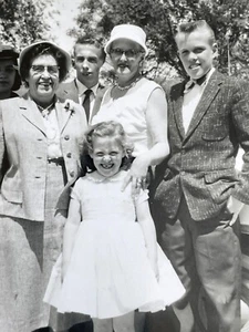 G4 Photograph 1950's Group Family Portrait - Picture 1 of 5