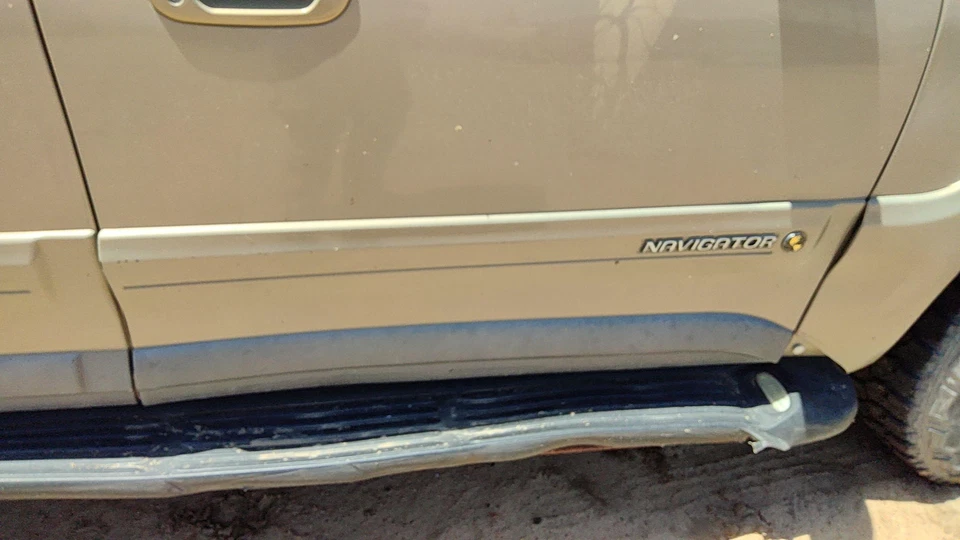 Lincoln Navigator 1998 pasajero delantero derecho moldura de puerta OEM moldura dorada bi Foto 1 de 4