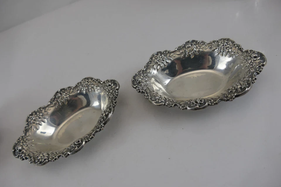 Par fino de platos de plata esterlina Kirk Repousse sin monos usado en excelente estado Foto 1 de 4