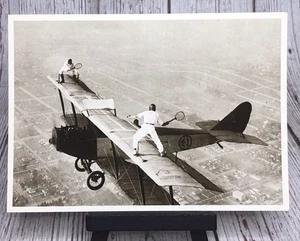 Ivan Unger & Gladys Roy spielen Tennis auf Flügeln des Flugzeugs Postkarte - Bild 1 von 4