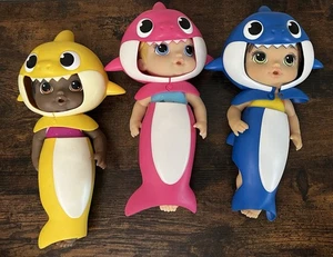 3 Baby Alive Baby Hai Puppen mit Schwanz und Kapuze Anzug rosa blau gelb - Bild 1 von 11