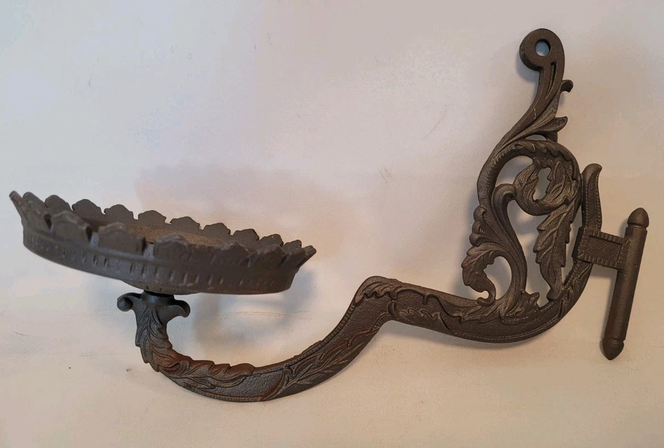 Antiguo soporte de lámpara de aceite/queroseno de hierro fundido Salvage, sin montaje en pared gris con óxido Foto 1 de 4