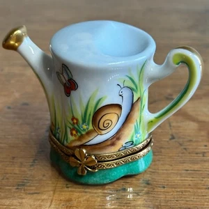 Limoges Watering Can Snail Butterfly Springtime Garden Trinket Box Peint Main - Picture 1 of 5