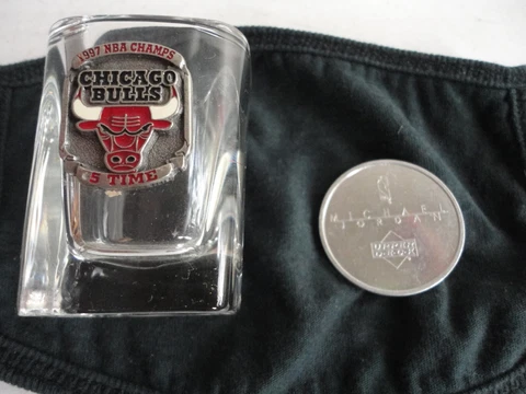 CHICAGO BULLS 1997 CHAMPIONSHIP Shot Glass & M J Upper Deck Coin 2 items Cover