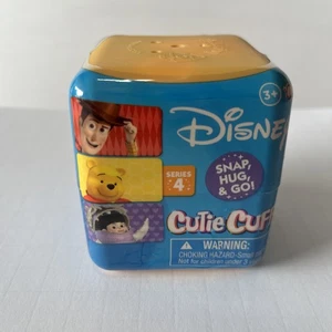 Disney Cutie Manschette Serie 4 Mystery Plüsch Armband Spielzeug-Neu Versiegelt Snap Hug Go - Bild 1 von 6