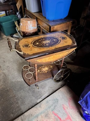 Carro de té italiano fino vintage de marquetería de madera de burlwood de Sorrento de la década de 1980 Foto 1 de 4