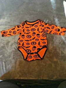 Neugeborenes Halloween Langarmshirt 3-6 Monate Totenköpfe Kürbisse & Fledermäuse NEU kostenloser Versand - Bild 1 von 3