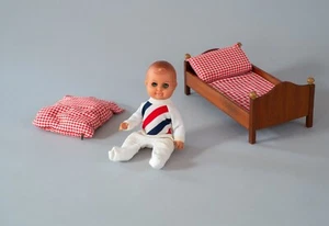 Puppe mit Puppenbett - Retro Kinderspielzeug 60er Jahre - Bild 1 von 6