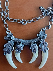 Necklace Vintage Pendant 4 Fox Teeth, Branch and Oak Leaves 835 Silver Oktoberfest - Picture 1 of 8