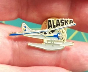 Alaska Pin - Schwimmflugzeug / Buschflugzeug mit Schwimmern Nice Alaska Souvenir Pinback - Bild 1 von 4