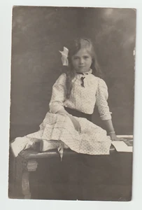 Foto Niña Mujeres Lindo Bebé Cara Peinado Vestido Moda Niño Inusual De Colección - Imagen 1 de 2