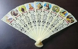 Ventilador de mano vintage de plástico o celuloide hecho en Italia cinta roja de 6 1/2 pulgadas - Imagen 1 de 9