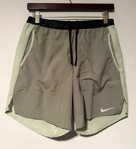 Nike Damen aktive Laufshorts hinten mit Reißverschluss Tasche 7"" Länge brandneu - Bild 1 von 3