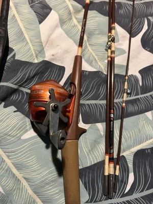 Carrete de metal naranja Zebco 202 vintage con combo de varilla 4064 6' 4 piezas con estuche de viaje Foto 1 de 4