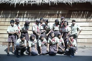 Foto de diapositiva encontrada Scouts años 60 niños niñas 35 mm transparencia 58 LA 84 P - Imagen 1 de 1