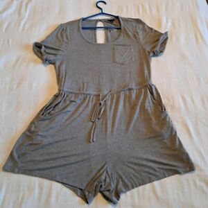 Torrid women's size 0, or Large new has small defect pictured