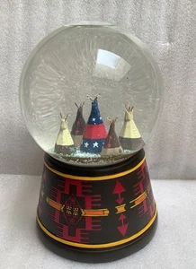 PENDLETON Home Collection Globo de Nieve Nativo Americano Tipi Rojo 7" de Alto - Imagen 1 de 7
