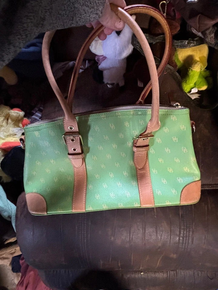 Bolso de mano Dooney & Bourke verde con detalles de cuero  Foto 1 de 4
