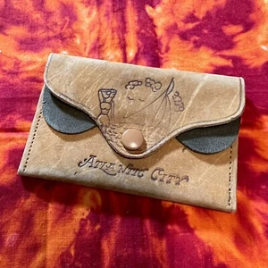 Vintage 30er Jahre Atlantic City Tooled Leder Geldbörse Strand Bikini Mädchen Szene Geldbörse - Bild 1 von 7