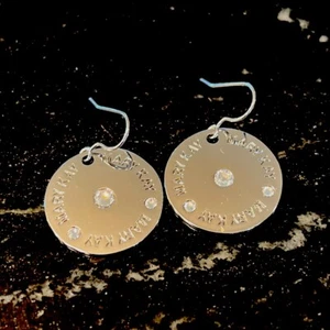 Pendientes perforados circulares Mary Kay Consultant en tono plateado y estrás. - Imagen 1 de 3