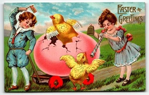 Postal Huevo grande de Pascua con pollitos incubando en carro con niños UNP DB EMB - Imagen 1 de 2