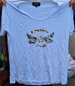 Pompöös - 2 weisse T-Shirts, mit dem bekannten Zeichen Glöckler's. Gr. 52, NEU - Bild 1 von 2
