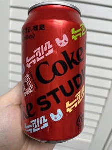(2) Cans of Coca Cola Coca-Cola ZERO Studio KOREA NewJeans Nuovi Jeans Coca-Cola Nuovi KPOP - Foto 1 di 2