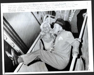 BOB HOPE + JAYNE MANSFIELD VINTAGE ORIGINAL PHOTO HOLLYWOOD 1957 MOVIE FILM POSE - Picture 1 of 2