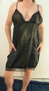 ¡HERMOSO! GLAMOROSO CAMISÓN SLINKY SATINADO NEGRO ELÁSTICO ESPALDA CHEMISE M NUEVO SIN ETIQUETAS - Imagen 1 de 3