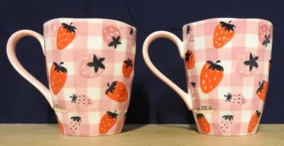 Juego de 2 tazas Grace Teaware fresas en guinga rosa 4 1/2" Foto 1 de 2