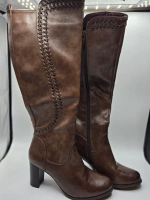 Botas hasta la rodilla Pierre Dumas marrón chocolate con tacones de 3" talla 6,5 usadas en excelente estado Foto 1 de 4