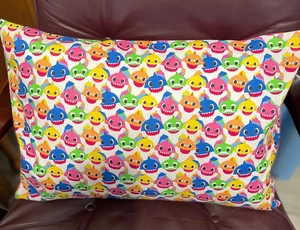 Handgefertigter Baby Hai inspiriert "Reihen" mit rosa Rücken Umschlag-Stil Kissenbezug - Bild 1 von 1