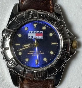 Reloj Tommy Hilfiger con batería nueva y buen funcionamiento resistente al agua brilla en la oscuridad - Imagen 1 de 10