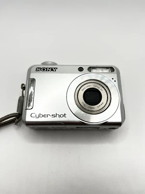 Sony Cyber-shot DSC-S650 7.2MP Digital Camera - Silver - PARTS ONLY/NOT WORKING - Image 1 of 4