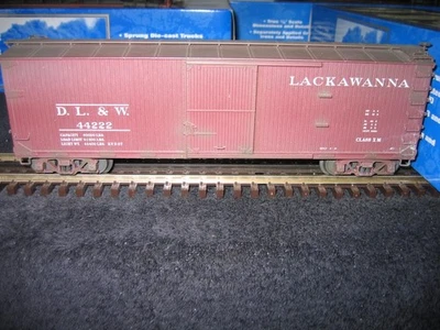 ATLAS #8303-3 (3 RIELES) VAGÓN DE CAJA DE MADERA LACAWANNA DESGASTADO DOBLE FUNDA CON KD Foto 1 de 4