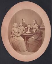 Fotografie Grossmutter nebst Tochter & Enkelkindern im Foto-Atelier 1873 