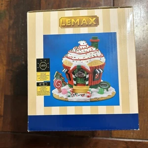 LEMAX Peppermint Cottage, beleuchteter Tischakzent, AC anpassbar #24039 - Bild 1 von 6