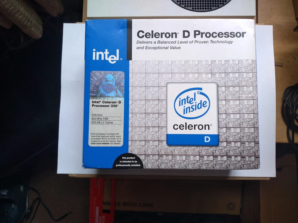 NEW IN BOX Intel Celeron D 330 2.66GHz 533MHz FSB with 256 KB L2 cache - Image 1 of 4