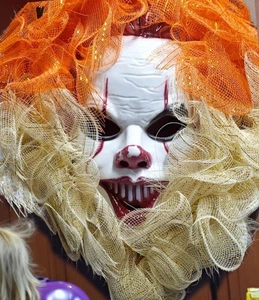 Pennywise Clown Mask Wreath "IT" – Halloween Decor Wreath or Wearable - Picture 1 of 9