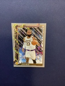 2025-26 Topps Holiday Basketball #H119 LeBron James Glitter Parallel - Lakers - Bild 1 von 2