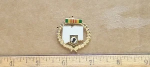 Connecticut   POW*MIA Vietnam Pin with Wreath - Picture 1 of 4