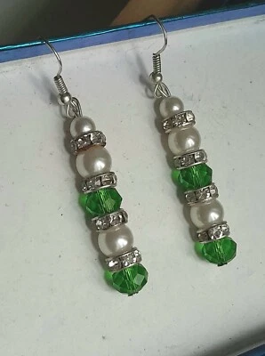 ORECCHINI DONNA PENDENTI PERLE NATURALI BIANCHE E CRISTALLI VERDI IN ARGENTO 925 - Immagine 1 di 4