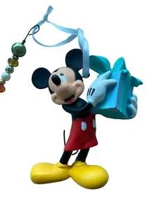 Disney Mickey Mouse Ornament Holding Blue Gift Box RARE - Imagen 1 de 6